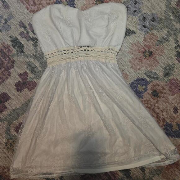 Wet seal white embroidered strapless - Picture 1 of 3